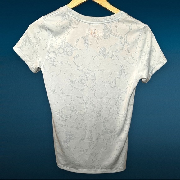 Under armour light blue v-Neck loose fit, heatgear shirt, size x-Small - Picture 3 of 6